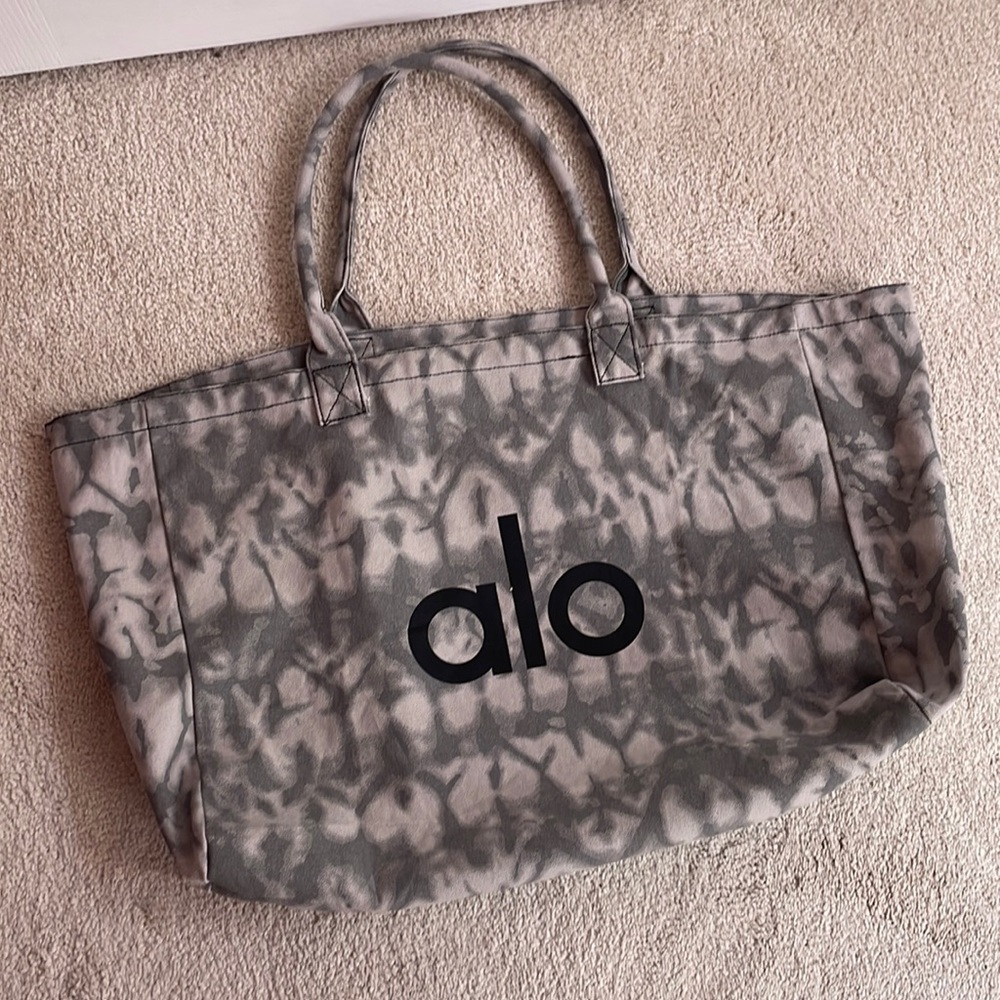 Alo Yoga shopper tote